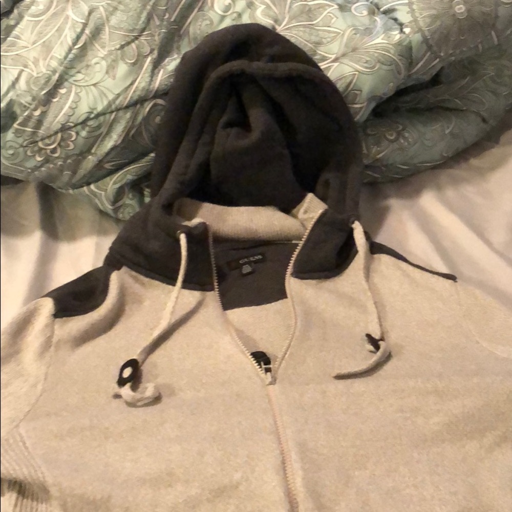 Men’s guess full zip sweater. Only worn once.